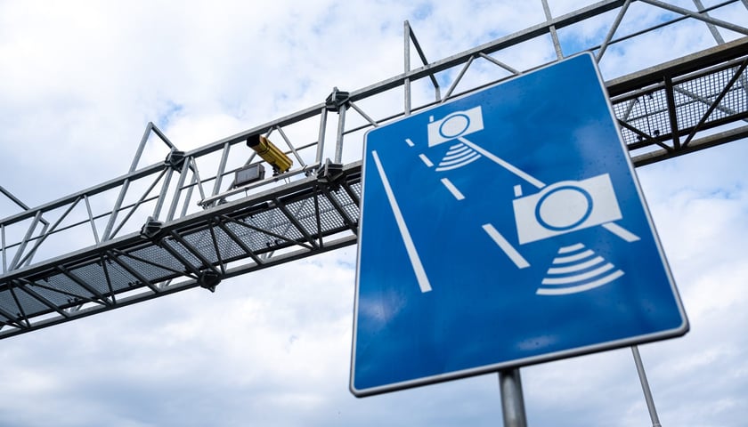 <p>Ten znak m&oacute;wi: noga z gazu. Lepiej zmieścic się w średniej</p>